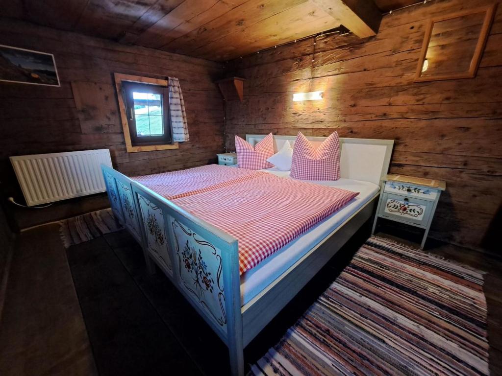 Postel nebo postele na pokoji v ubytování Chalet Lippnerhütte by Interhome