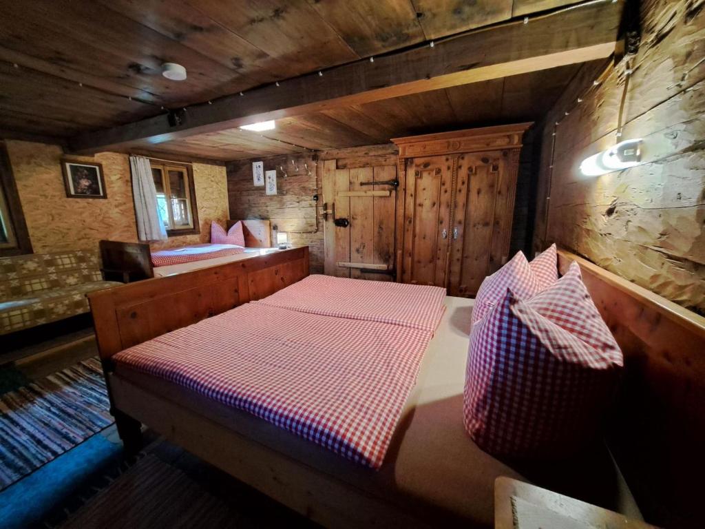 Postel nebo postele na pokoji v ubytování Chalet Lippnerhütte by Interhome