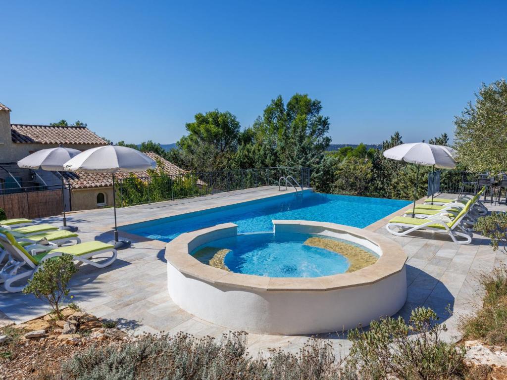 Swimmingpoolen hos eller tæt på Holiday Home Les Garrigues d'Ozilhan by Interhome
