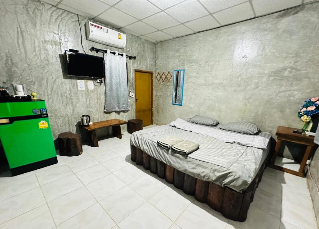 Postel nebo postele na pokoji v ubytování บ้านภทรพรรณ ขุนยวม แม่ฮ่องสอน PATARAPHAN HOUSE, Khunyuam, Maehongson, Thailand