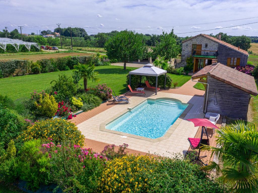 een uitzicht over het zwembad in de tuin bij Holiday Home Madaillan - PRY300 by Interhome in Madaillan