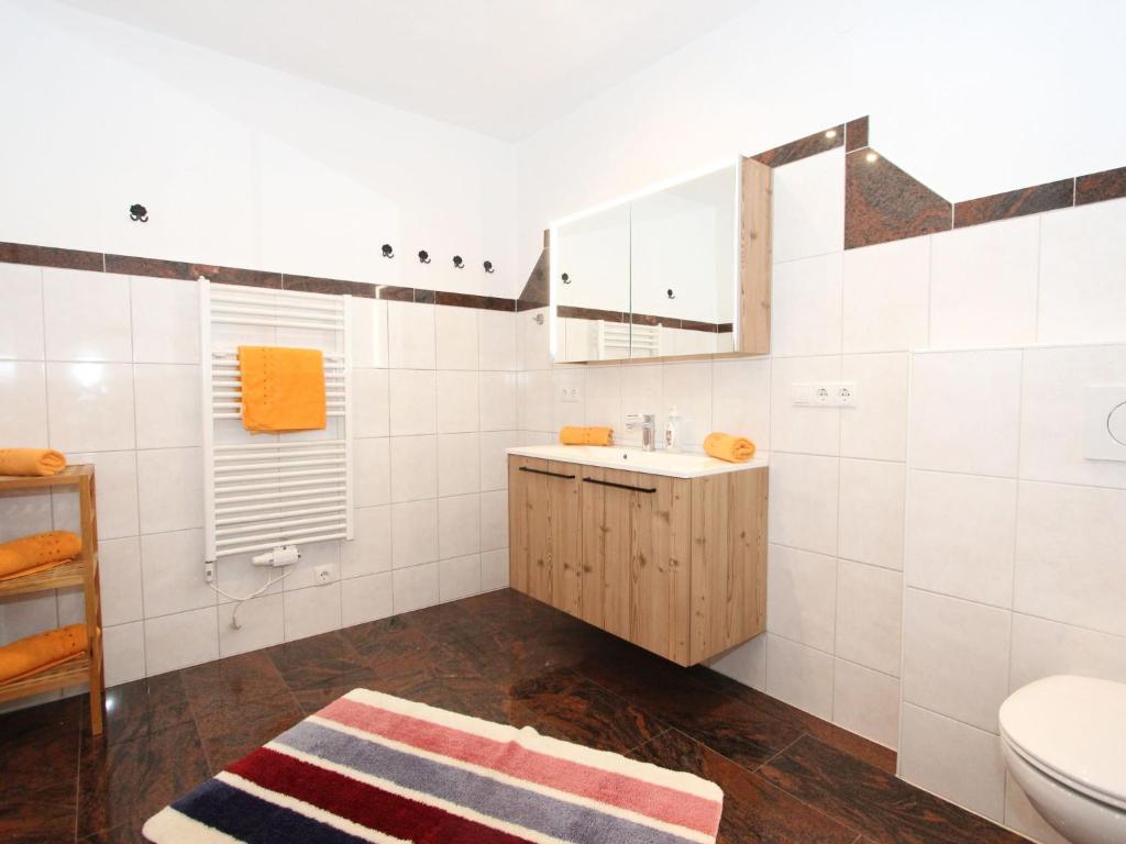 A bathroom at Apartment Hanna by Interhome