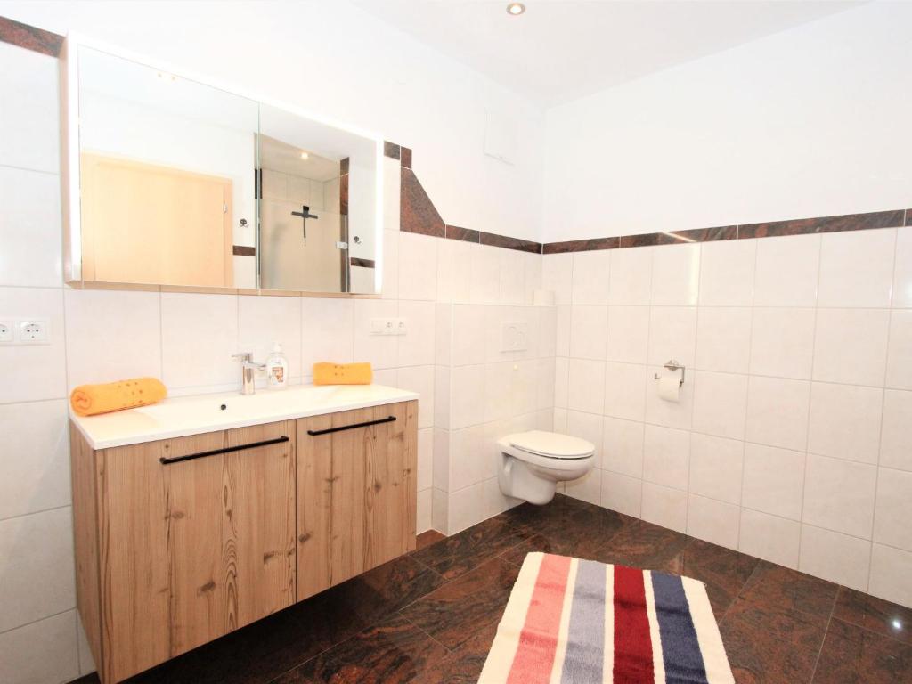 A bathroom at Apartment Hanna by Interhome