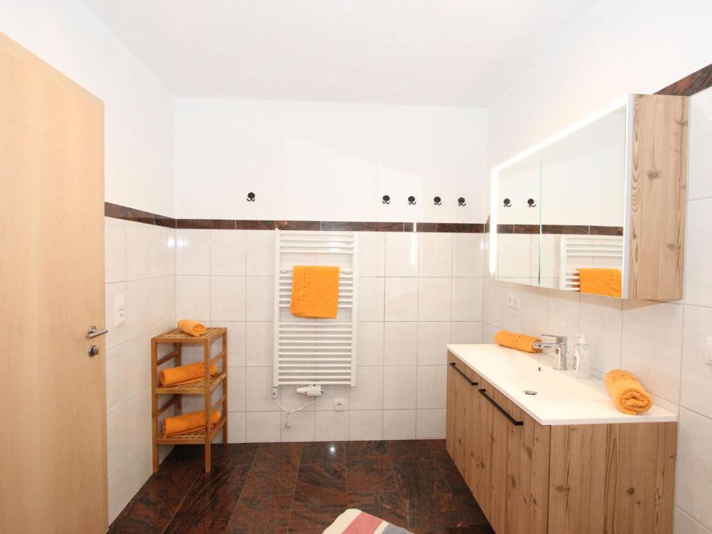 A bathroom at Apartment Hanna by Interhome