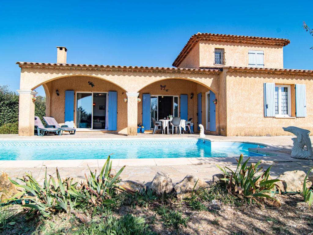 une maison avec une piscine devant dans l'établissement Holiday Home Mistral by Interhome, à Régusse