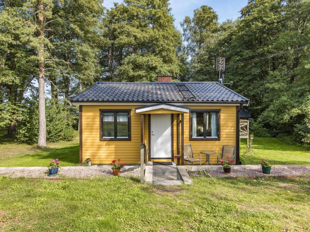 FjälkingeにあるHoliday Home Kjuge Gula Huset by Interhomeの小黄色小屋