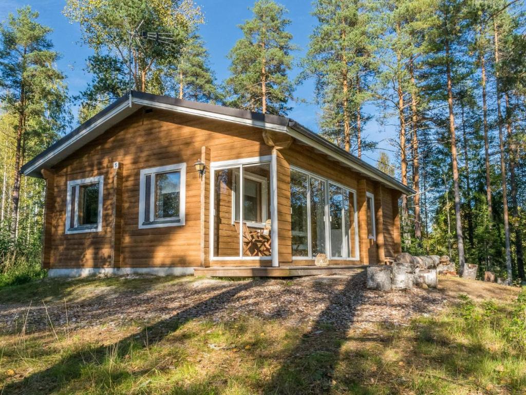 ein winziges Haus im Wald in der Unterkunft Holiday Home Sakarinniemi- vaikon loma 5 by Interhome in Kortteinen
