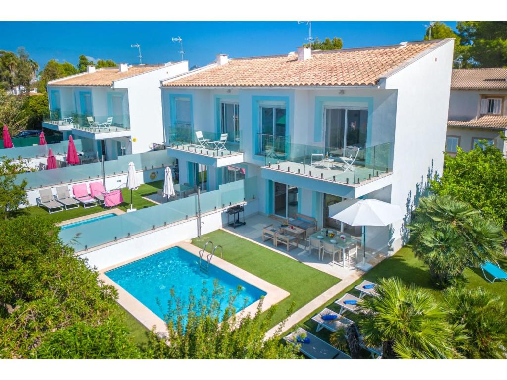 - une vue aérienne sur une maison avec une piscine dans l'établissement Holiday Home Villa del Lago 4 by Interhome, à Port d'Alcúdia