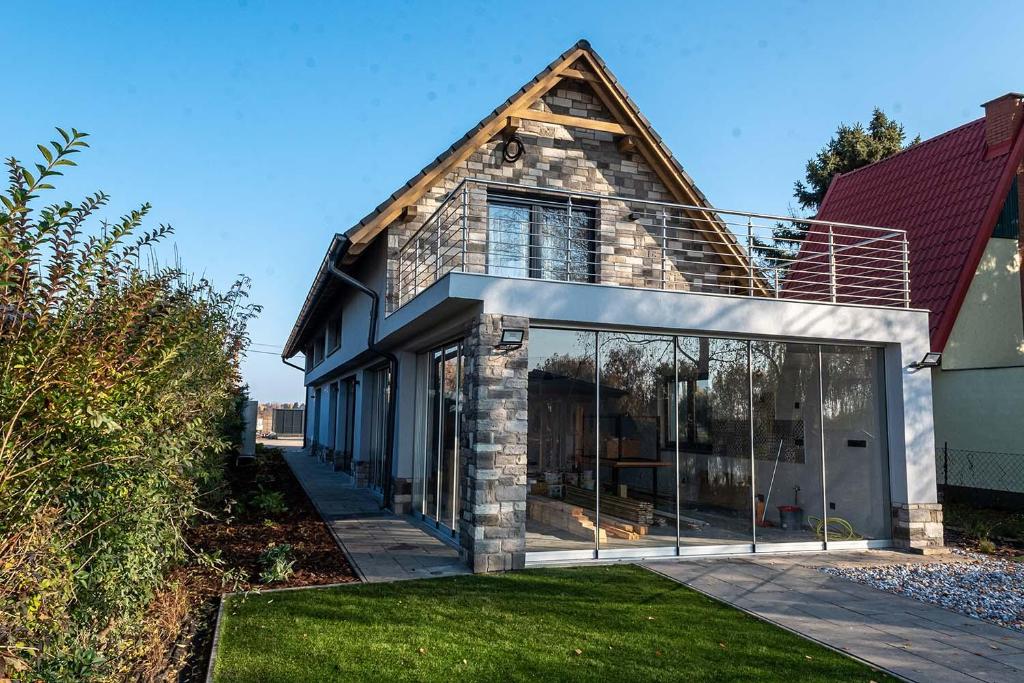 una casa con puertas de cristal en un lado en VillaBalin, en Békésszentandrás