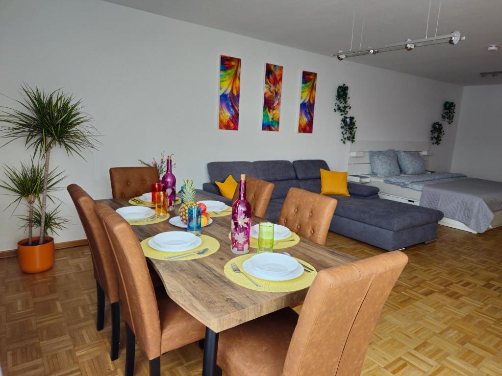 mesa de comedor con sillas y sofá en Felde SLP 3- Zimmer Ferienwohnung in Essen- Steele, en Essen