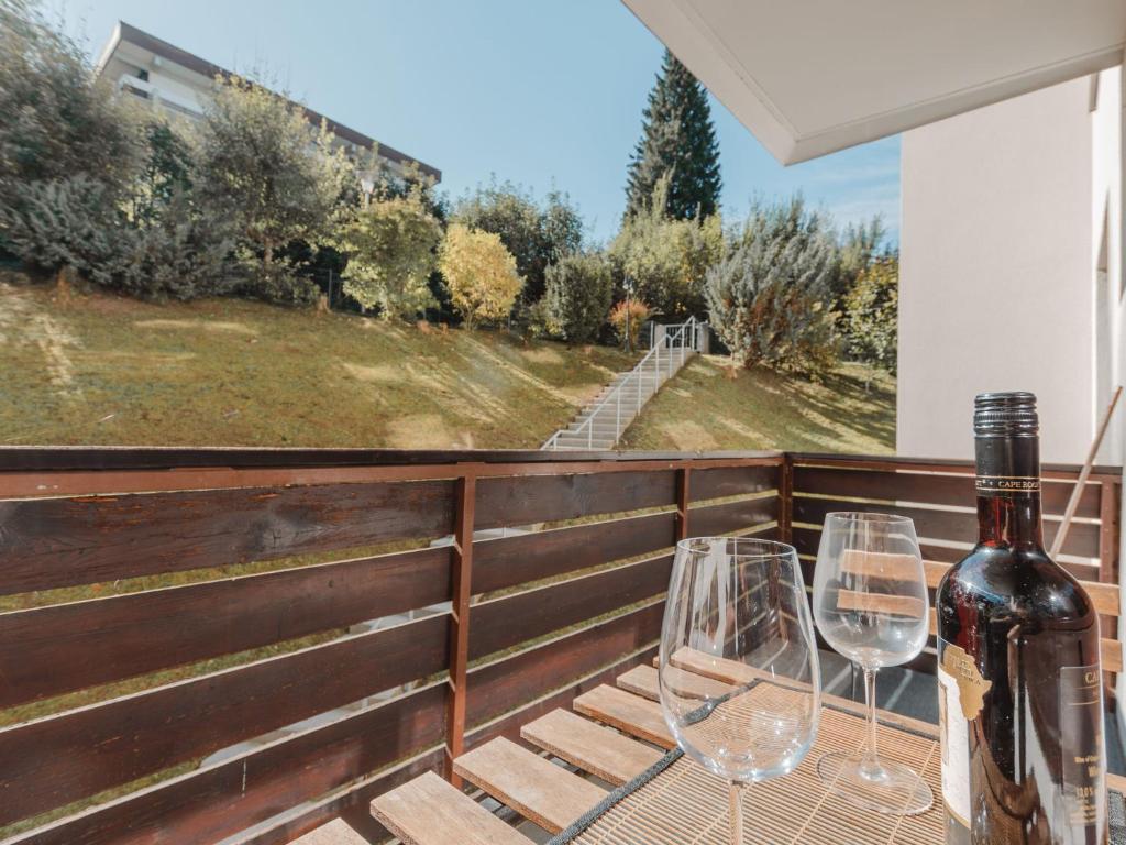 dos copas de vino y una botella en una mesa en un balcón en Apartment Judith Top 13 by Interhome, en Bad Gastein