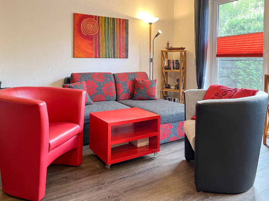 - un salon avec un canapé et deux chaises dans l'établissement Urlauberdorf Haus 45b, à Boltenhagen