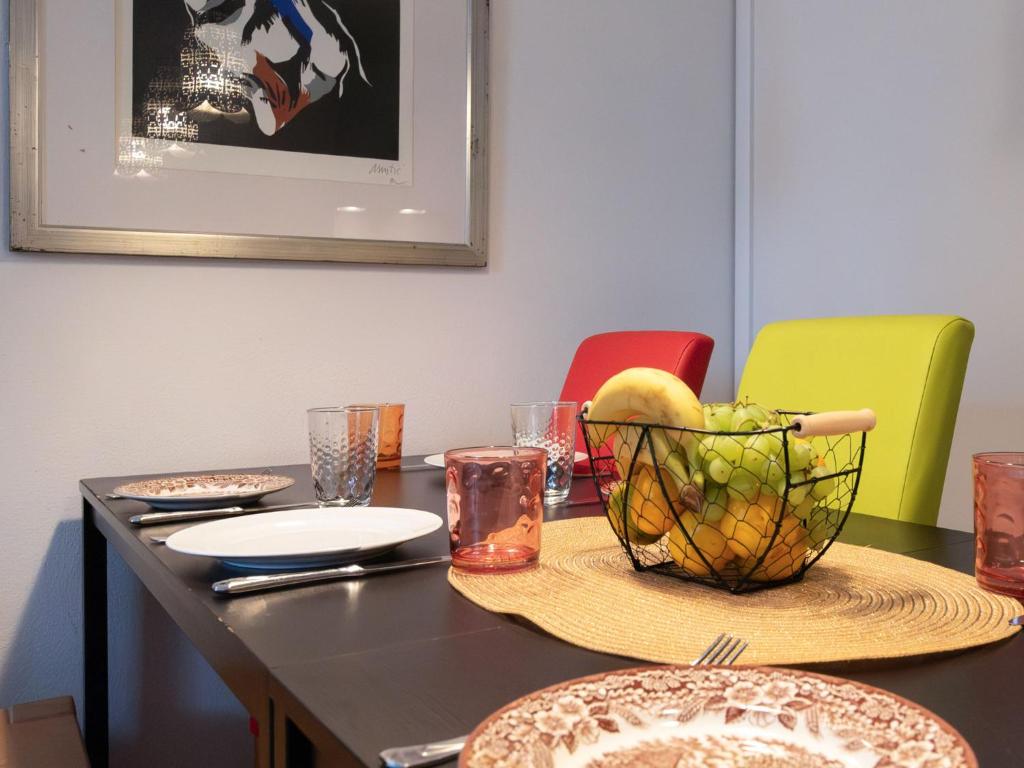 una mesa con un bol de fruta en ella en Apartment IVA by Interhome, en Bad Hofgastein