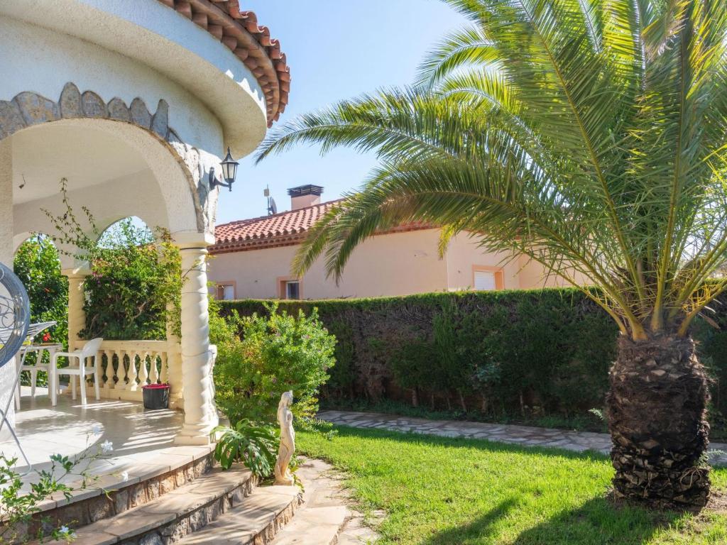 Vonkajšia záhrada v ubytovaní Villa Masboquera by Interhome