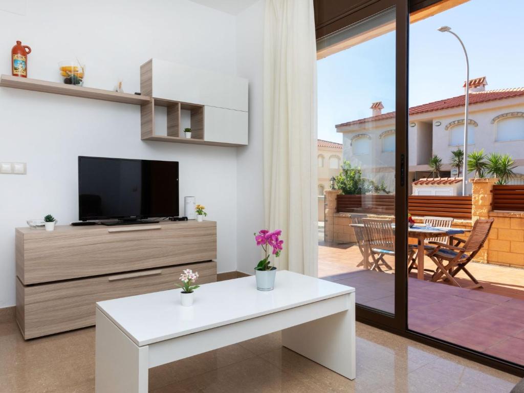 Televízia a/alebo spoločenská miestnosť v ubytovaní Holiday Home Paloma 2-3 by Interhome