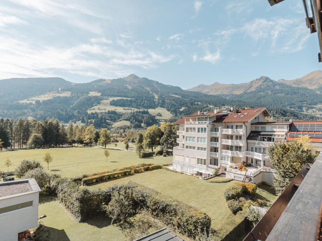 un condominio con un ampio cortile e montagne sullo sfondo di Apartment Rose by Interhome a Bad Hofgastein