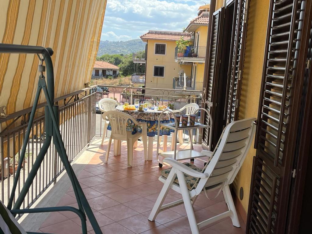 - un balcon avec une table et des chaises dans l'établissement LA CASA SUL PORTICCIOLO - STAZZO, à Acireale