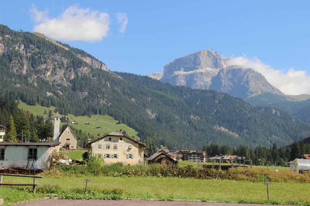 uma aldeia com uma montanha ao fundo em Casa Del Conte em Mazzin