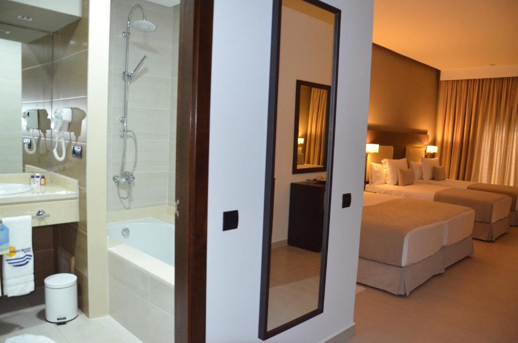 Koupelna v ubytování Hôtel Tamuda Beach