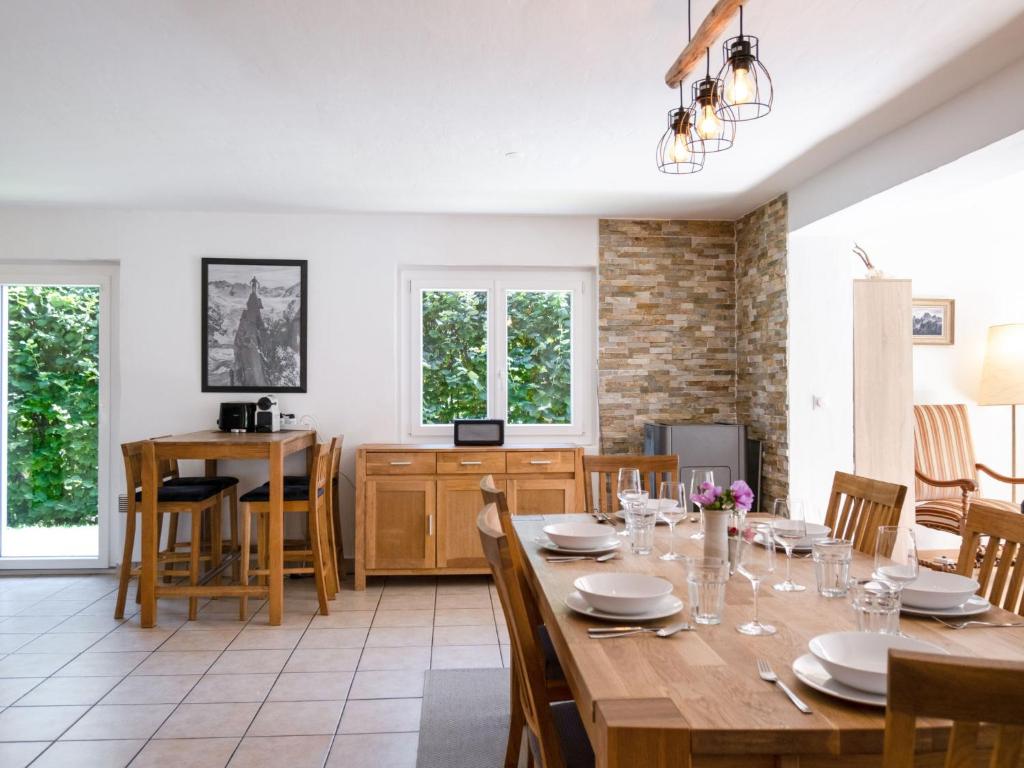 TV a/nebo společenská místnost v ubytování Chalet Mon Rêve by Interhome