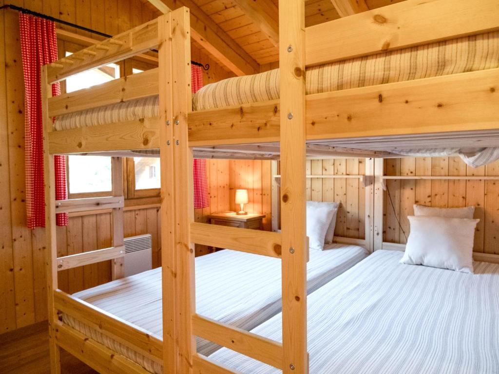Postel nebo postele na pokoji v ubytování Chalet Mon Rêve by Interhome