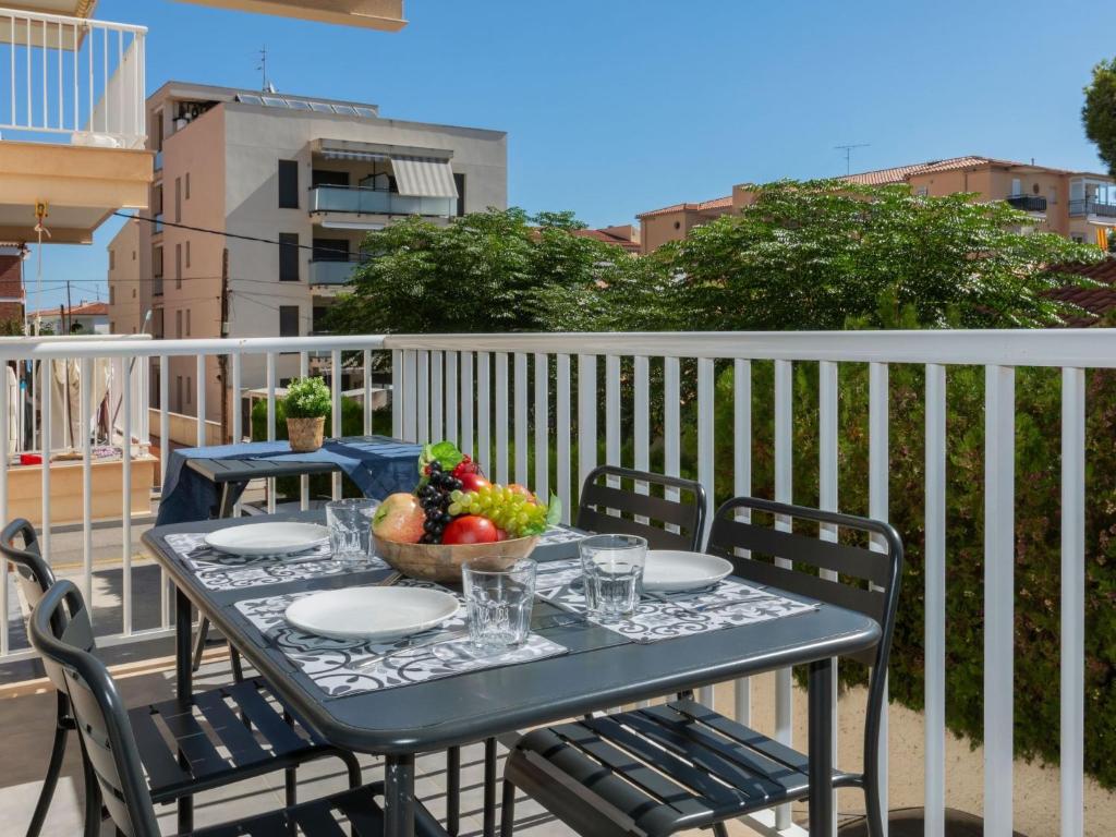 Una mesa con un bol de fruta en un balcón. en Apartment Edificio Beausoleil by Interhome, en Hospitalet de l'Infant