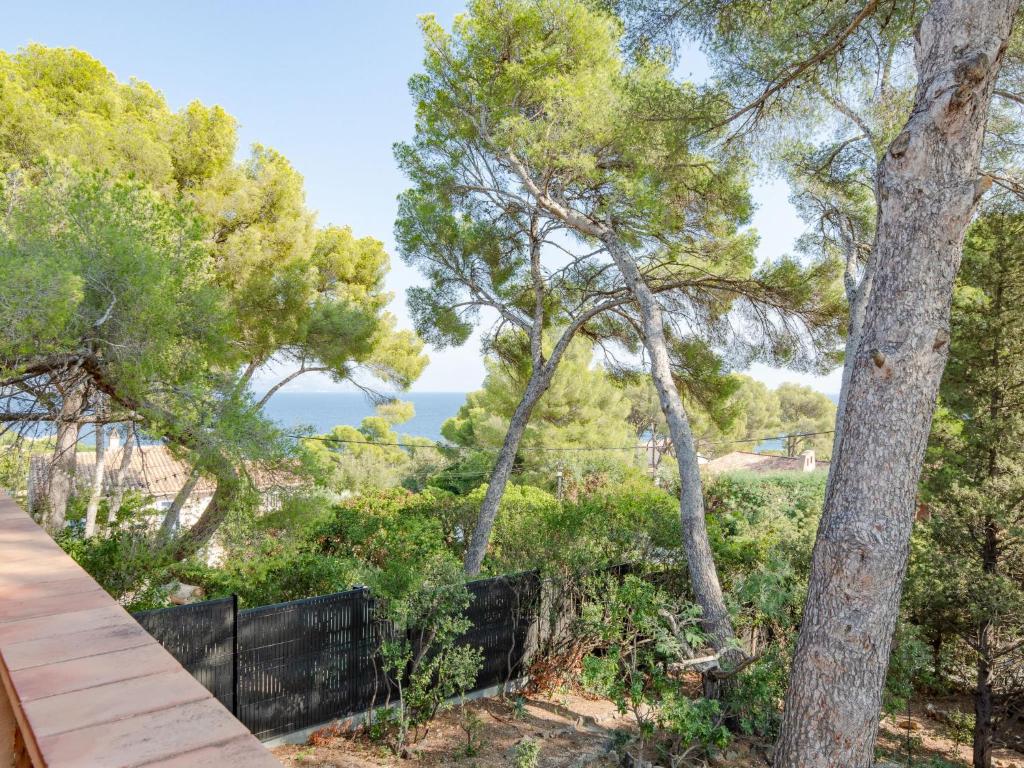 - une vue depuis la terrasse d'une maison arborée dans l'établissement Holiday Home Marysol by Interhome, aux Issambres