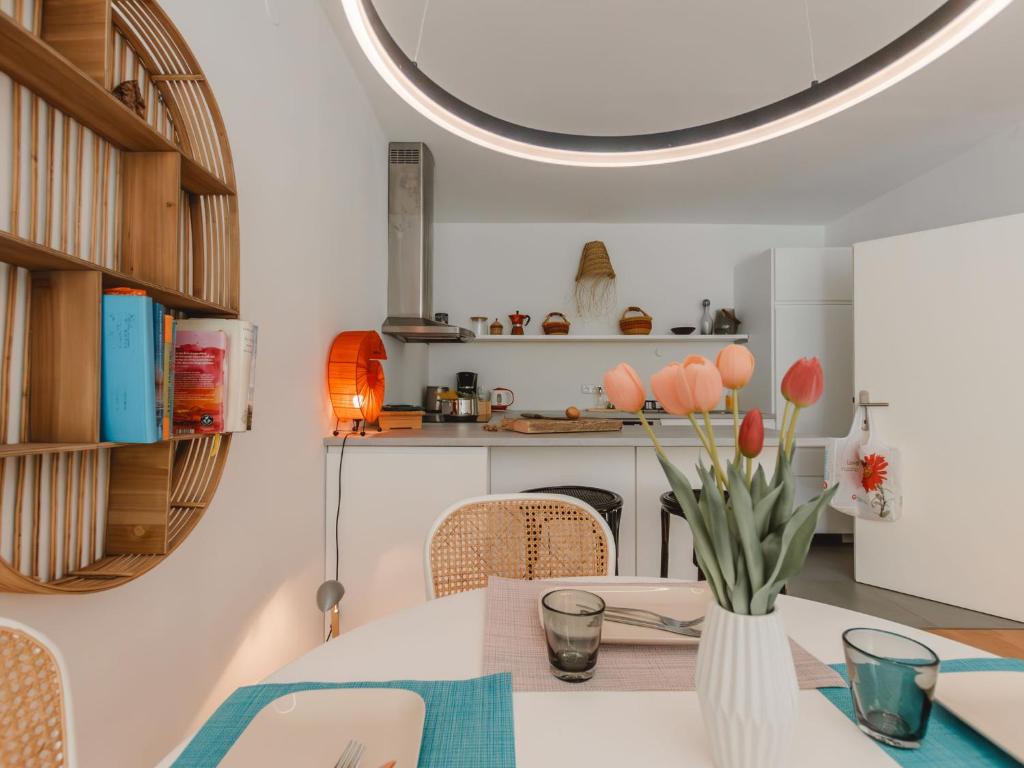 una cucina con tavolo e vaso di fiori di Apartment Alpennest by Interhome a Bad Gastein