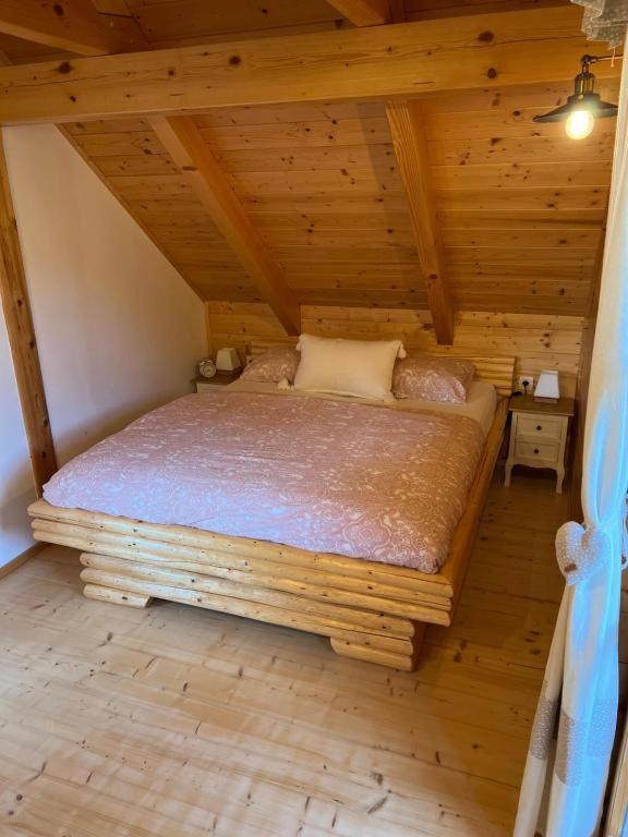 Postel nebo postele na pokoji v ubytování Hiška Erika - Wood House Erika