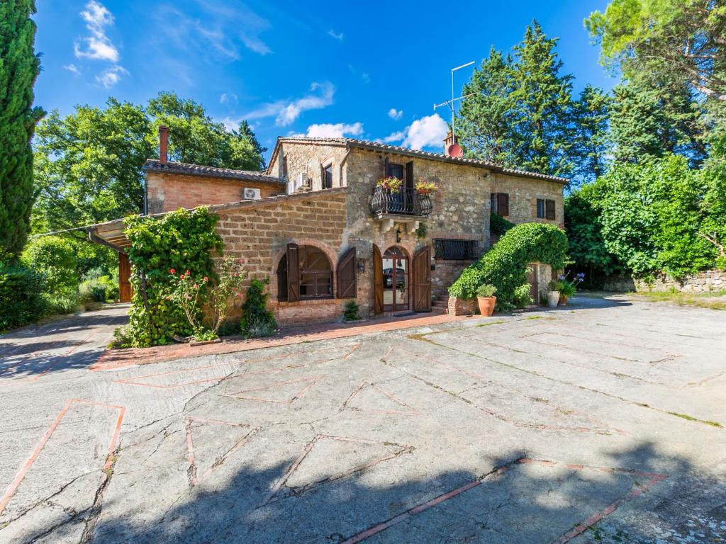 an old stone house with a large driveway at Holiday Home Villa Alari by Interhome in Cetona