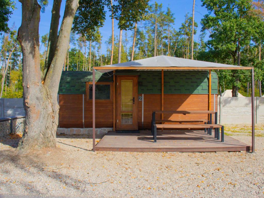 Cabaña pequeña con tienda y árbol en Holiday Home Kemp Stříbrný rybník-2 by Interhome, en Hradec Králové