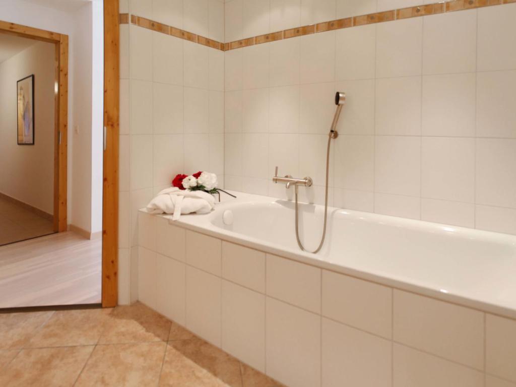 Kopalnica v nastanitvi Apartment Les Cîmes 8 by Interhome