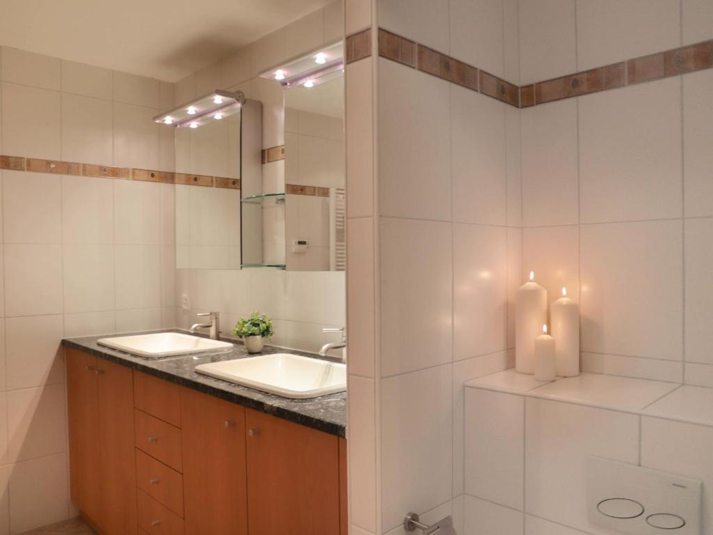 Kopalnica v nastanitvi Apartment Les Cîmes 8 by Interhome