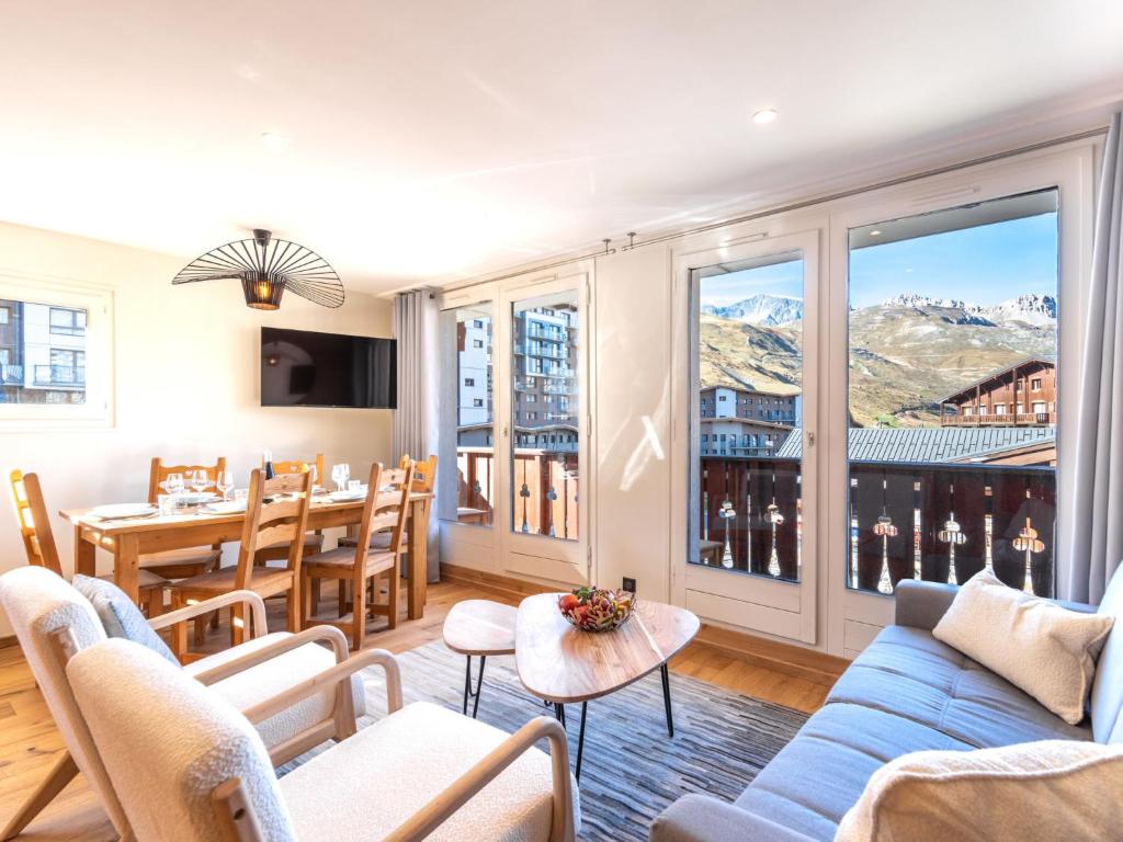 un salon avec un canapé bleu et une table dans l'établissement Apartment Chalet Club - Val Claret-8 by Interhome, à Tignes