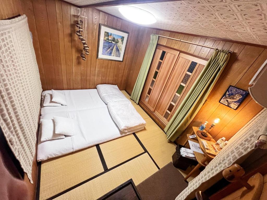 una vista sul soffitto di una piccola camera da letto in una barca di Bighem Maison a Izumisano