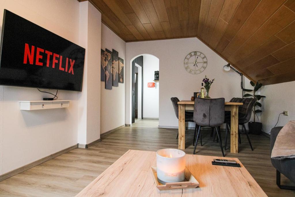 Stilvolle Wellness-Ferienwohnung in Neef Whirlpool, Sauna, Grill, Fitness, Billard & Moselblick - Appartement Met Drie Slaapkamers