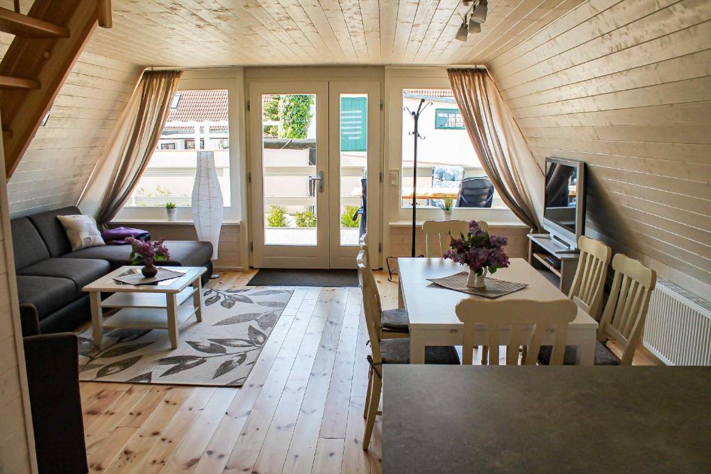 a living room with a table and a couch at Finnhütte in Kröslin in Kröslin