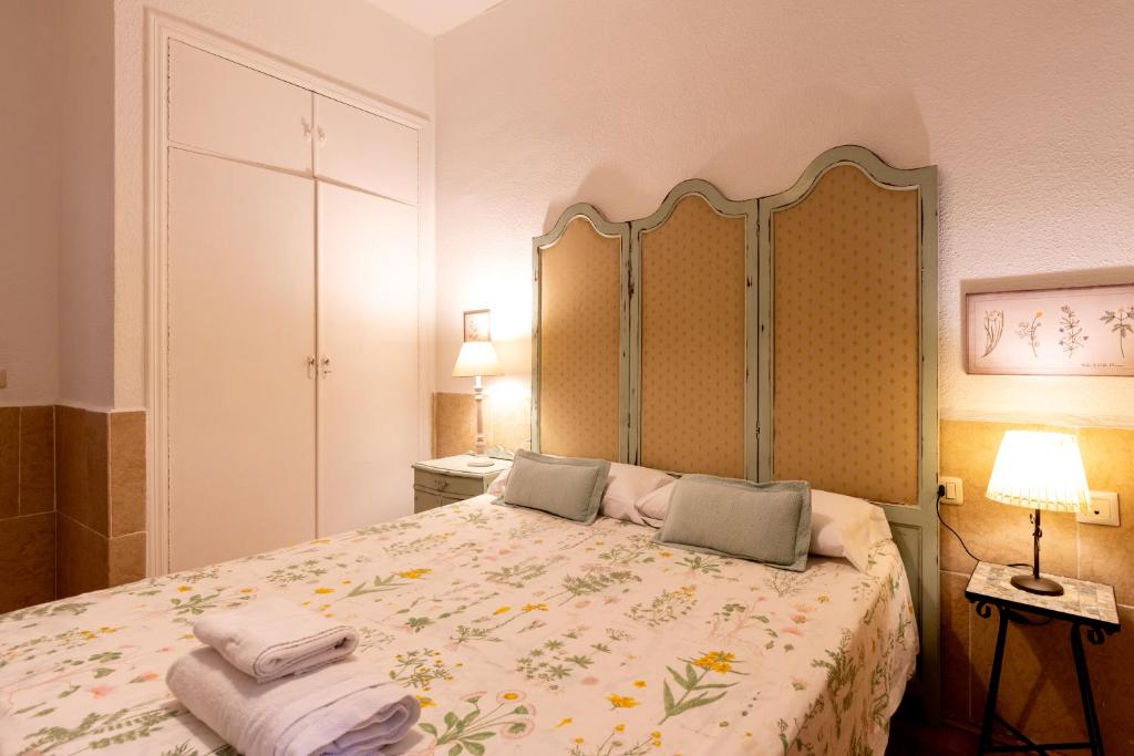 Łóżko lub łóżka w pokoju w obiekcie RC Sevilla Centro Histórico CatedralJudería