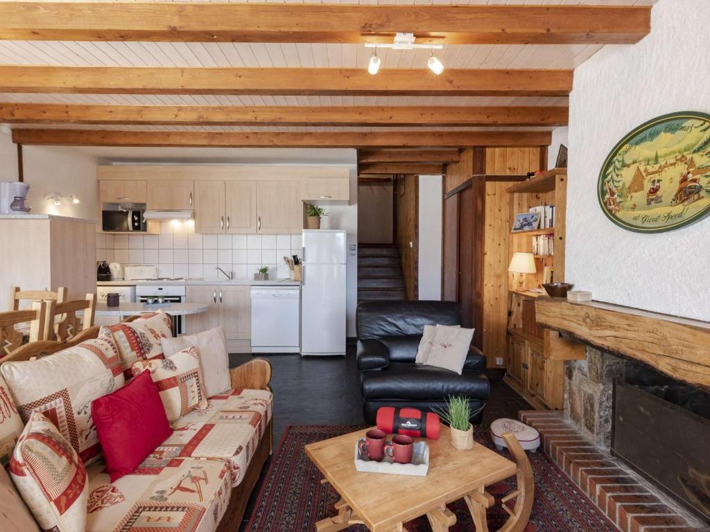 un salon avec un canapé et une cheminée dans l'établissement Appartement 6 pers. proche pistes avec cheminée - FR-1-296-385, à Saint-Lary-Soulan