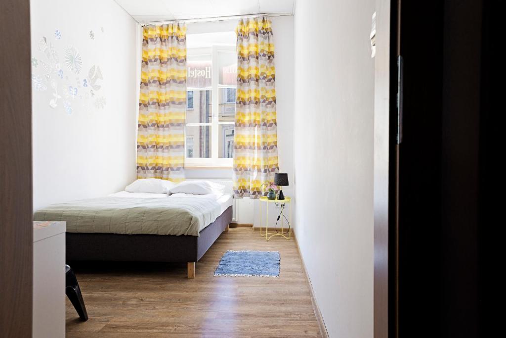 ルブリンにあるフォーク ホステルのベッドルーム(ベッド1台、窓付)