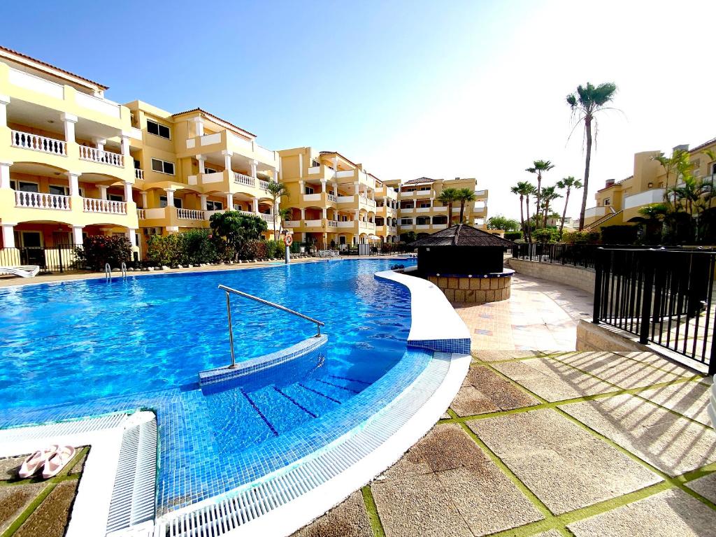 a large swimming pool with a boat in the middle at Duquesa del Mar in San Miguel de Abona