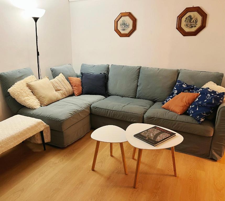 uma sala de estar com um sofá azul e uma mesa em Mimi Gallery em Budapeste