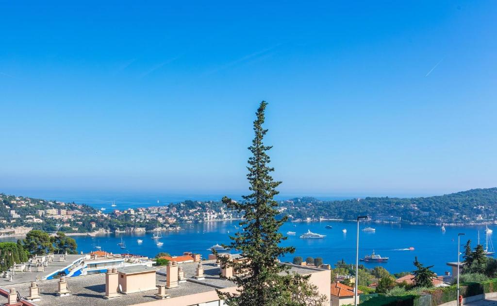 - une vue sur un port avec un arbre dans l'établissement LE MONT ALBAN AP4360 By Riviera Holiday Homes, à Villefranche-sur-Mer