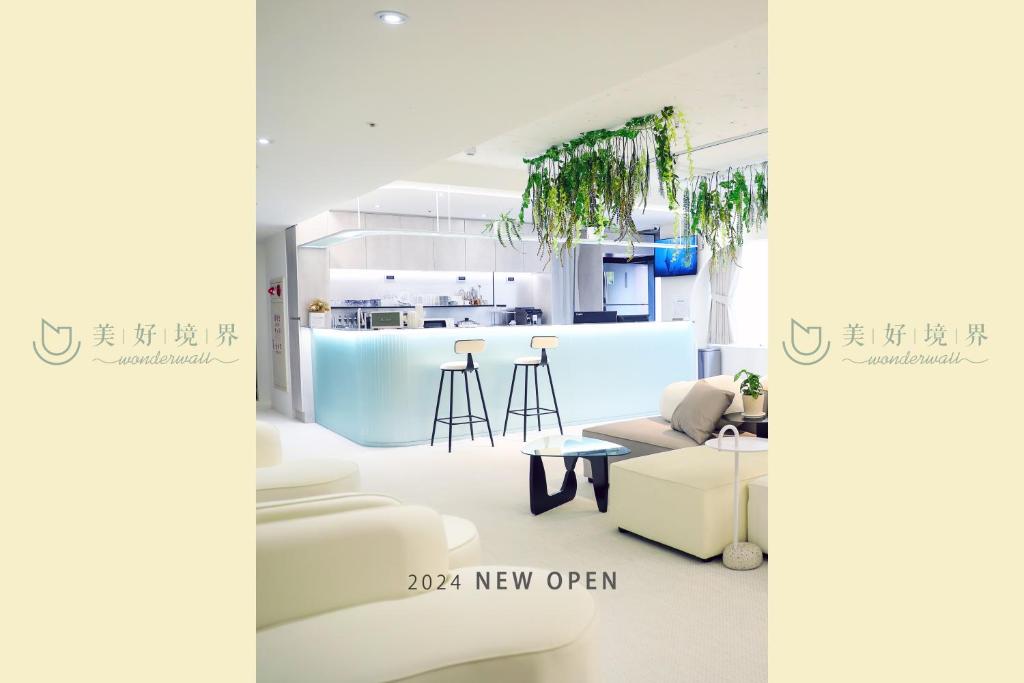 Il comprend un salon avec un canapé et une cuisine. dans l'établissement Wonderwall Ximending, à Taipei
