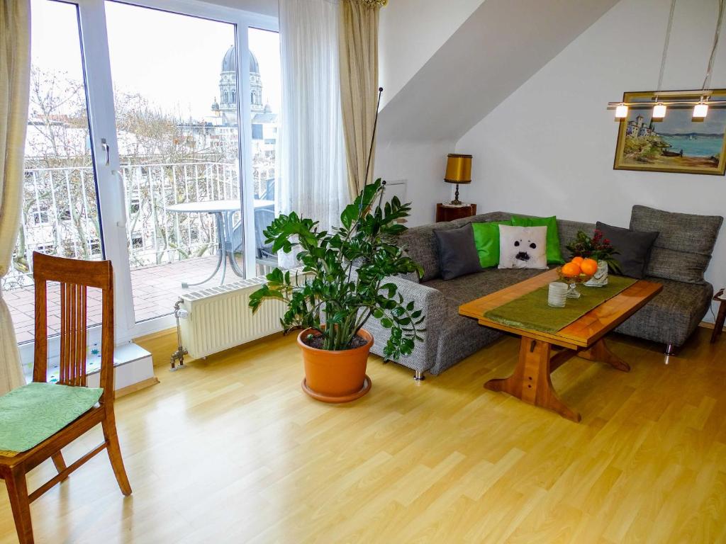 ein Wohnzimmer mit einem Sofa und einem Tisch in der Unterkunft City-Dachapartment Mainz in Mainz