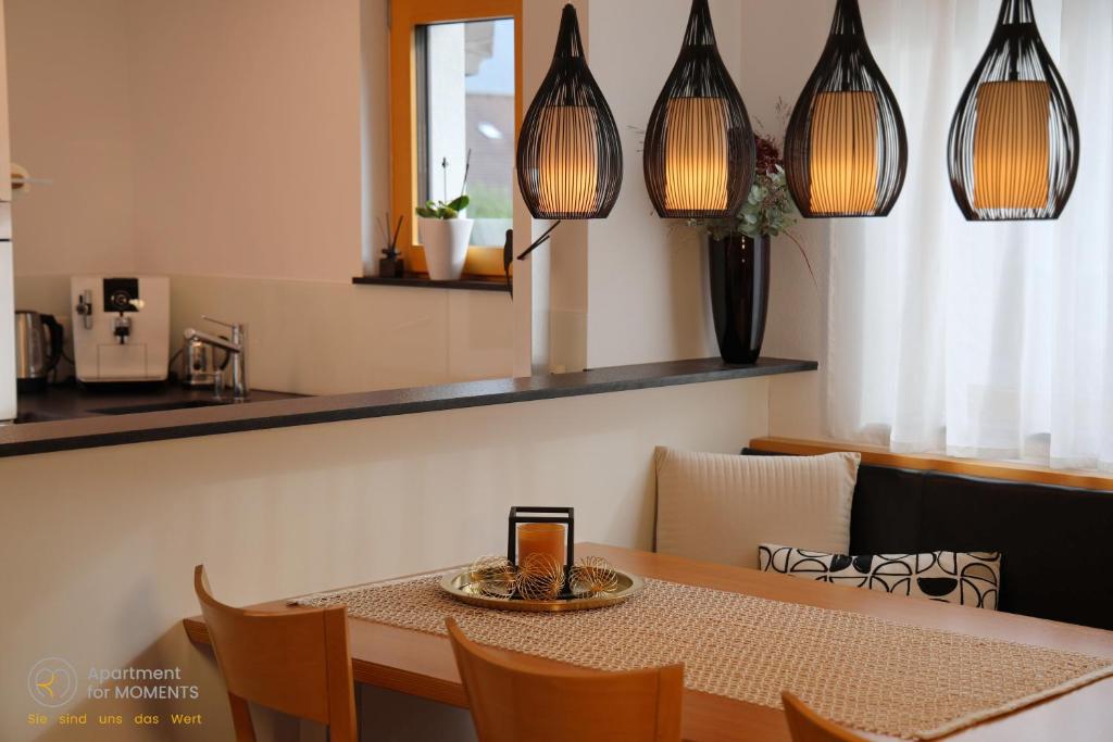 un tavolo in un ristorante con un cellulare sopra di RM Apartment for Moments a Dornbirn