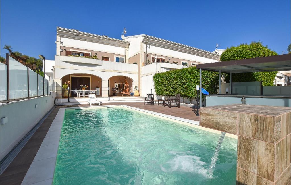 - une piscine dans l'arrière-cour d'une maison dans l'établissement Awesome Home In San Giovanni La Punta With Wi-fi, à San Giovanni la Punta