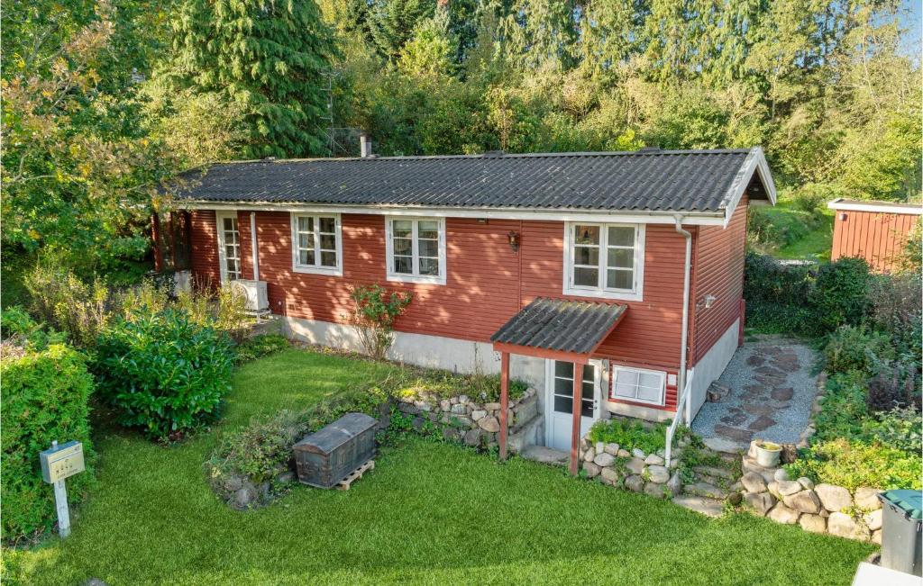 una vista aérea de una casa pequeña en un patio en Beautiful Home In Holbk With Kitchen en Holbæk