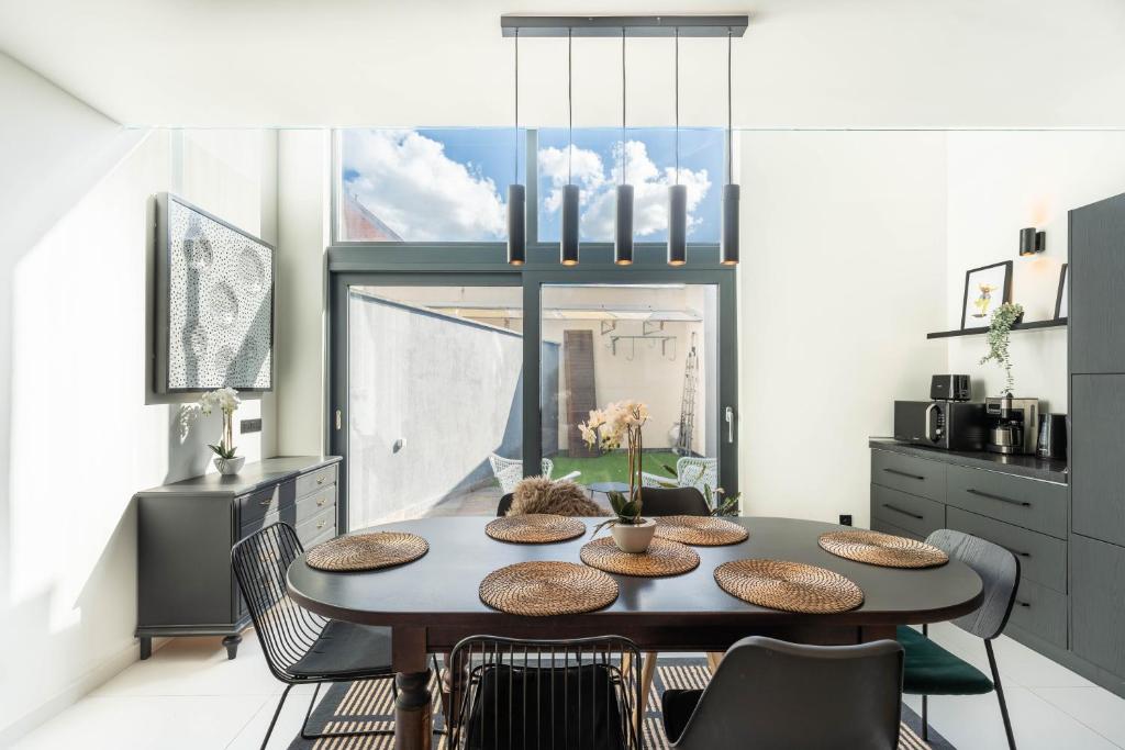 jadalnia ze stołem i krzesłami w obiekcie Cosy & Spacious House in Center w mieście Kortrijk