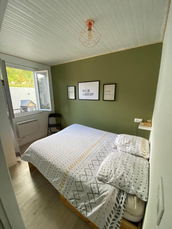 オー・ボンヌにあるAppartement 4p Eaux-Bonnesのベッドルーム(ベッド1台、窓付)